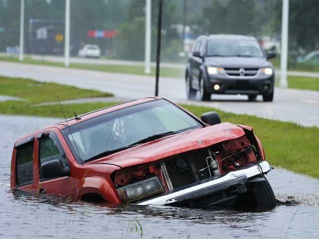 Verlassenes Auto neben dem Highway in Bay Saint Louis, Mississippi. (29. August 2021)