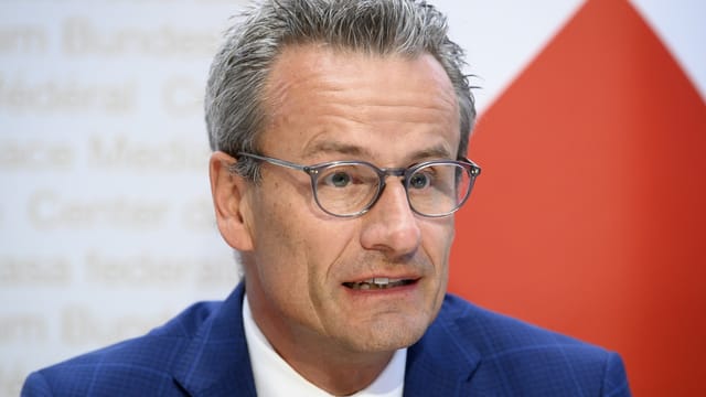 Matthias Remund spricht an einer Medienkonferenz