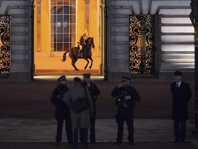 Polizisten halten bei den Proben jegliche mögliche Störung auf Abstand.