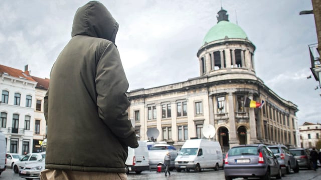 Rückenansicht eines Muslims in Belgien