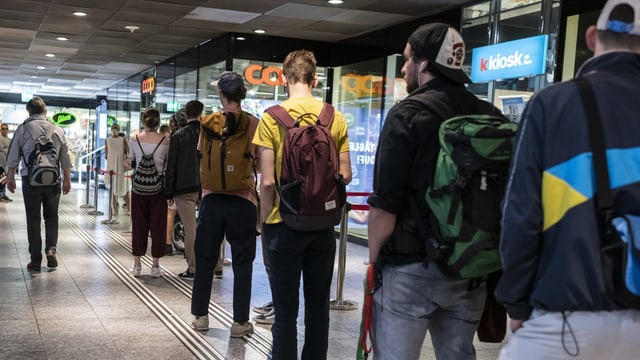 Menschenschlange vor dem Coop-Laden im Shopville Zürich.