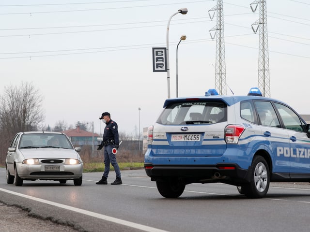 Polizist und Auto.