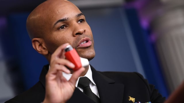 Jerome Adams hält einen Asthma-Spray in der Hand