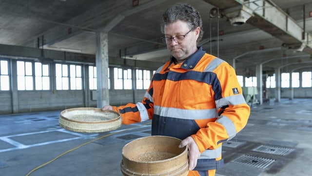 Silo-Meister Marco Sidler bei der Qualitaetskontrolle im Silo 2 der Firma Rhenus Logistics mit dem Pflichtlager für Getreide in Basel.