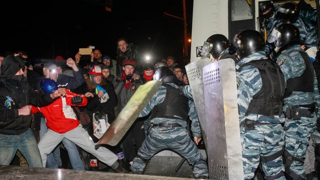 Demonstranten und Polizisten gehen aufeinander los. 