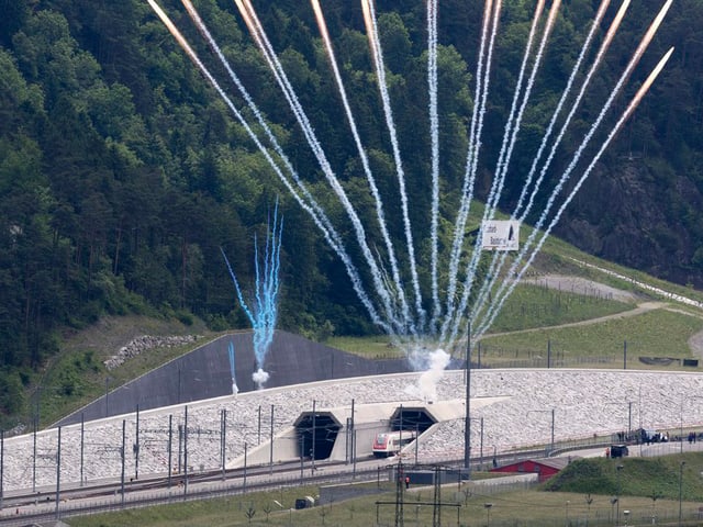 Feuerwerk für den ersten Zug aus dem Süden, bei der Ausfahrt im Norden.