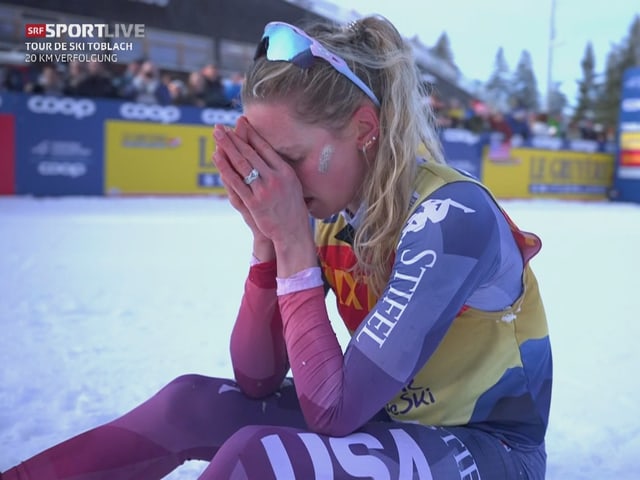 Jessica Diggins vergräbt ihr Gesicht in den Händen