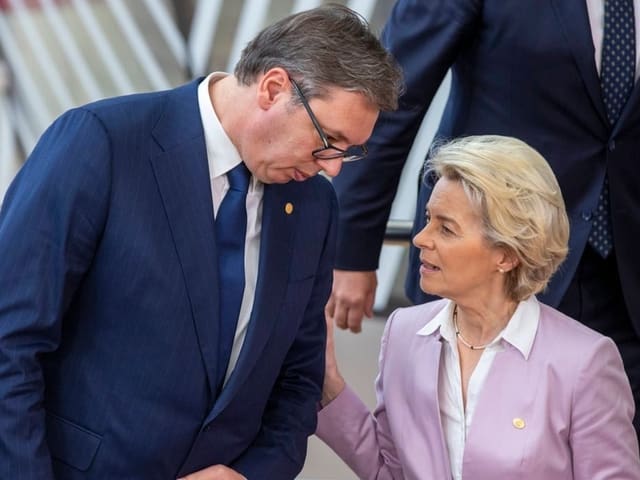 Vucic hört von der Leyen zu