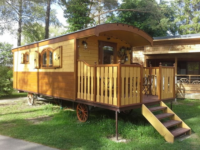 Ein umgebauter Zirkuswagen auf dem Campingplatz in Flaach 2017.