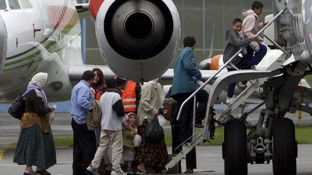 Roma steigen in ein Flugzeug ein, um ausgeschafft zu werden.