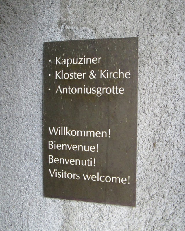 Begrüssungsschild beim Klostereingang.