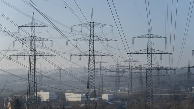 Viele Hochspannungsleitungen