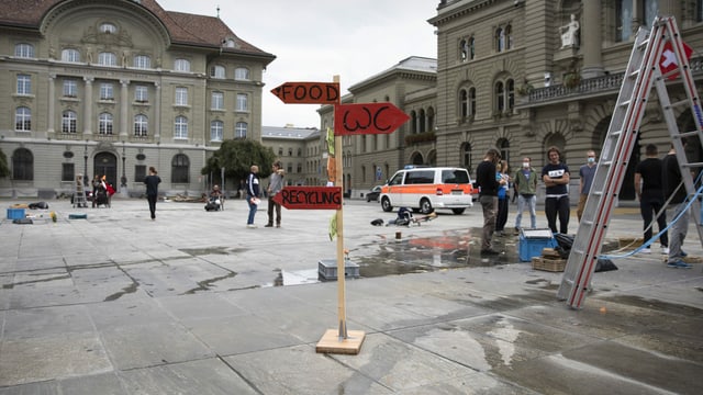 You can see the empty Bundesplatz.