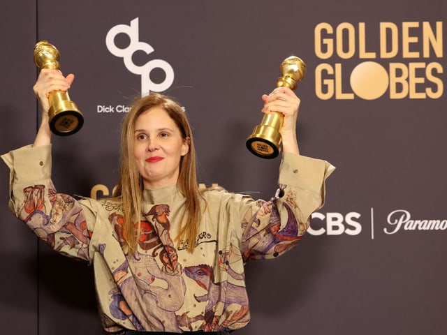 Justine Triet mit den Trophäen.