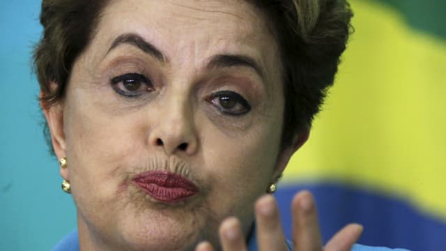 Dilma Rousseff gestikuliert.