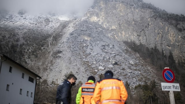 Rescue teams examine the rockfall area near Felsberg.