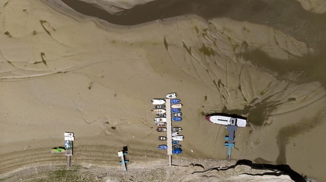 Die Boote liegen auf Sand und Schlamm. Vogelperspektive.