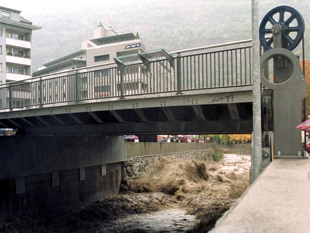 Eine Brücke, die mit Hilfe von grossen Rädern angehoben werden kann.