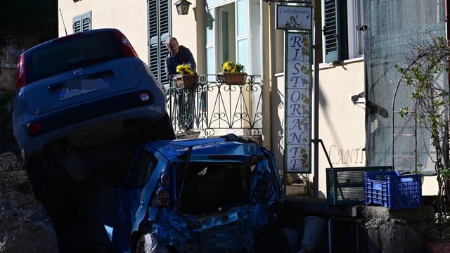 Zerstörte Autos in Casamicciola.