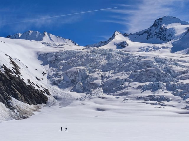 Gletscherlandschaft und zwei Personen