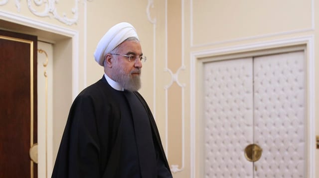 Präsident Hassan Rohani schreitet durch ein Zimmer des Präsidentensitzes in Teheran