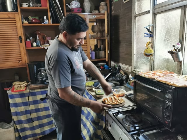 Orlando Silvero bereitet ein Essen in der Küche vor. 