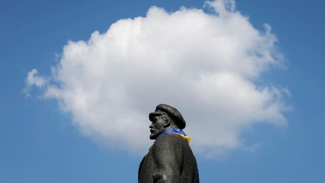 Lenin-Statue mit ukrainischer Flagge in der ostukrainischen Stadt Slaviansk. 