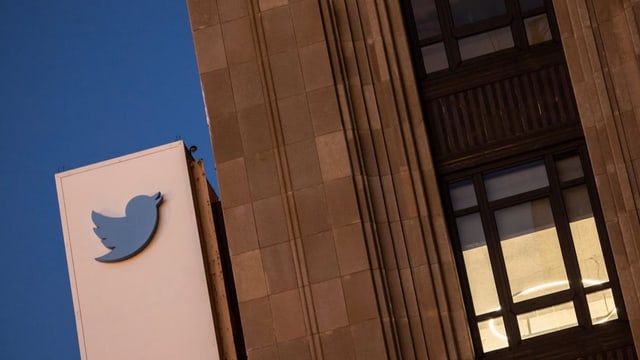 Twitter-Logo an Häuserfassade