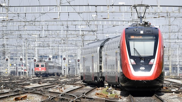 Ein Fernverkehr-Doppelstockzug FV-Dosto fährt aus dem Zürcher Hauptbahnhof.