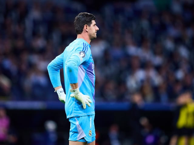 Courtois stemmt die Hände in die Seiten