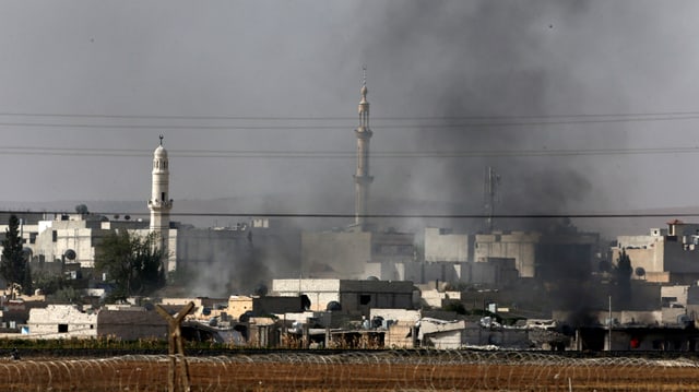 Rauch steigt auf aus der syrischen Stadt Kobane 