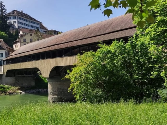 Alte Holzbrücke über den Fluss Thur.