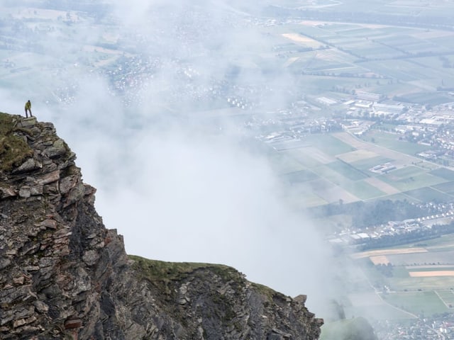 Blick über das Churer Rheibtal bei Nebel.