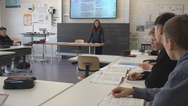 Herman Subornyi (rechts) geht mit Schweizer Schulkindern in den Unterricht. 