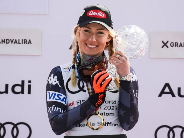 Shiffrin hält eine Kristallkugel