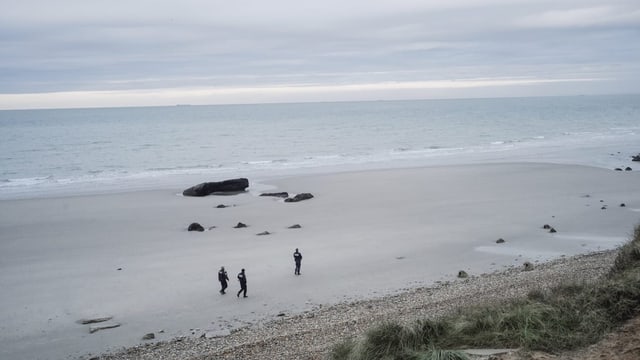 Polizisten an Strand.