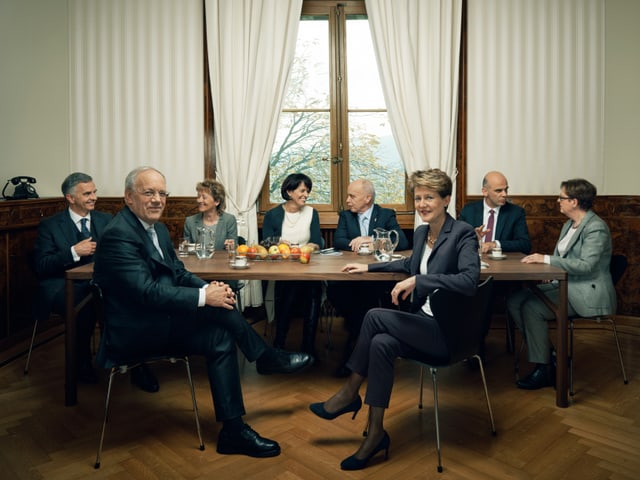 Der Bundesrat sitzt in Grüppchen um einen Tisch.