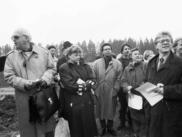 Helmut Hubacher mit andern auf dem Waffenplatz Neuchlen-Anschwilen (SG).