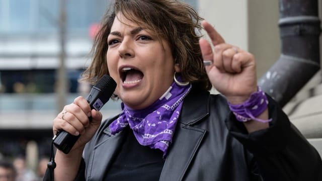 Nationalrätin Tamara Funiciello spricht an einer feministischen Protestaktion in Bern.