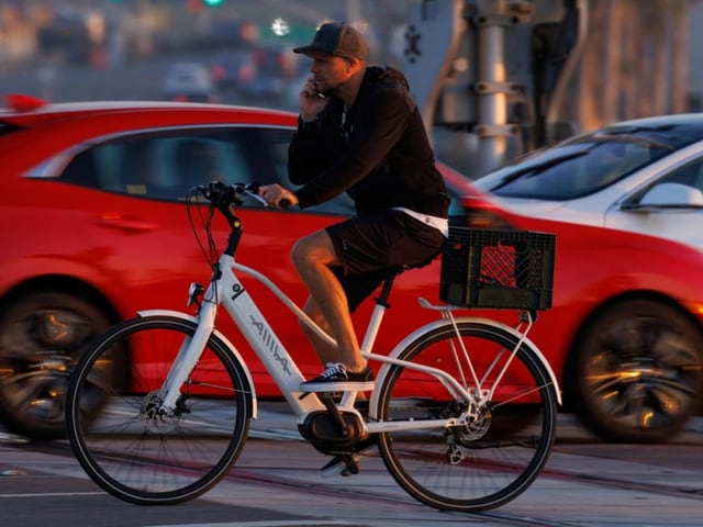 Mann fährt auf E-Velo