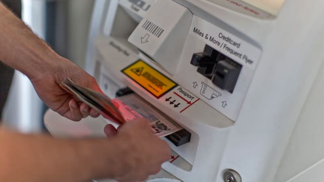 Passkontrolle am Flughafen Zürich.