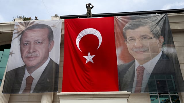 Präsident Erdogan und Premier Davutoglu auf Bannern, dazwischen die türkische Flagge