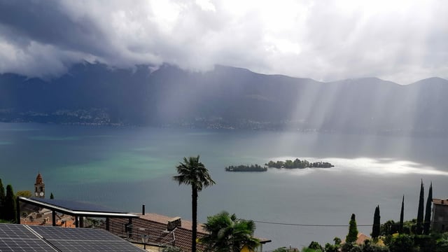 The sun's rays hit exactly the Brissago islands, otherwise it is still gray.