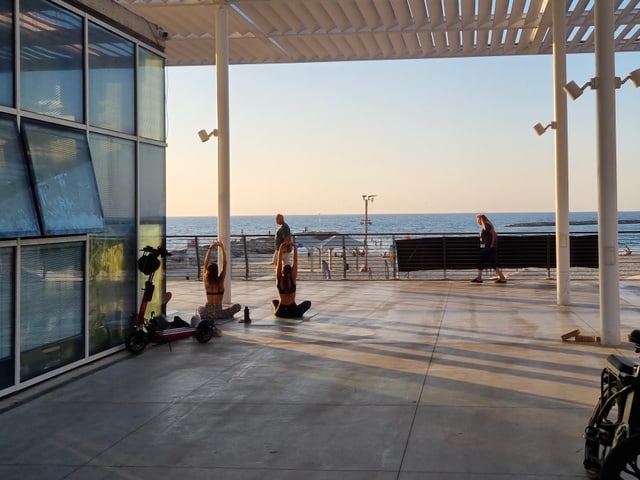 Das Strandbild von der Strandpromenade im Zentrum Tel Avivs: kurz nach der gewaltigen Explosion scheint alles normal.