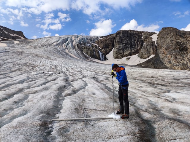 Der Gletscher ist ganz grau aufgrund von Saharastaub