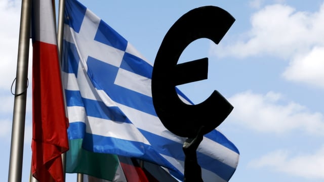 Griechische Flagge hinter Euro-Symbol