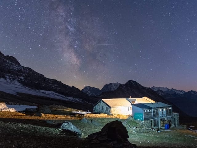 Sternenklare Nacht mit Milchstrasse über den Walliser Alpen. 