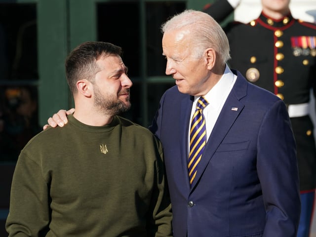 Biden hält Selenksi an der Schulter.