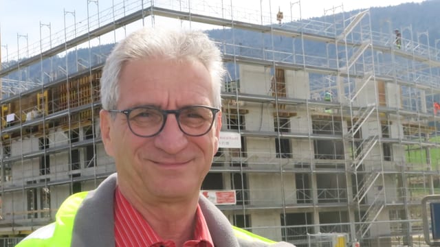 Baunternehmer Paolo Annoni vor seiner Baustelle