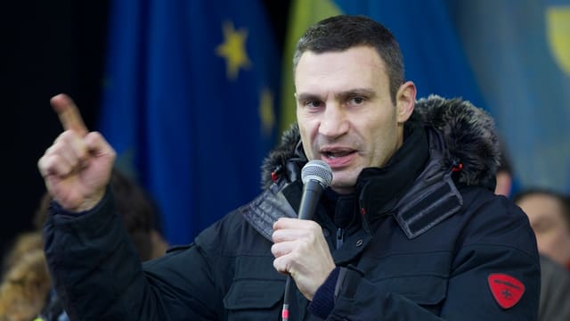 Vitali Klitschko spricht mit erhobenem Zeigfinger in ein Mikrofon.